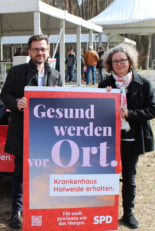 Thomas Kutschaty und Carolin Kirsch gegen die Schließung des KH Holweide