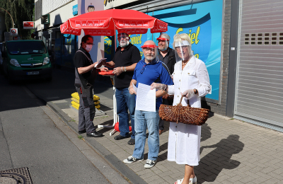 Die OV-Mitglieder und Elfi Scho-Antwerpes am Dellbrücker Marktplatz